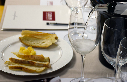 春暖花开，许你一杯芳香型白葡萄酒