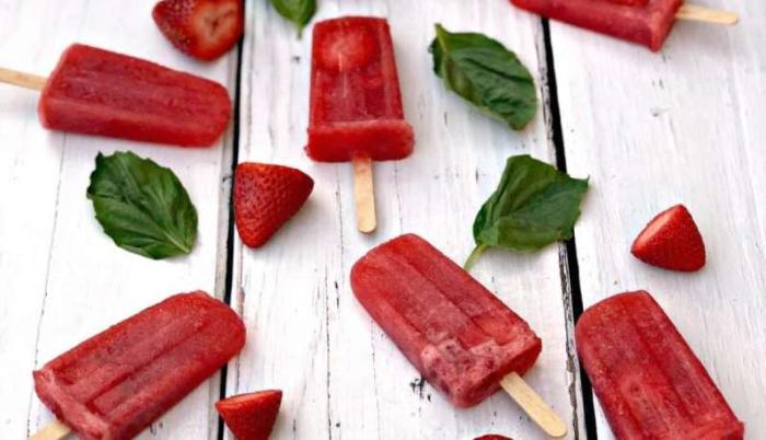 夏日小浪漫：草莓香槟冰棍做起来！