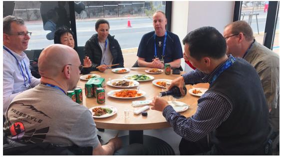 异国欢聚难忘春节 平昌中国奥运参与者举杯共饮青花郎