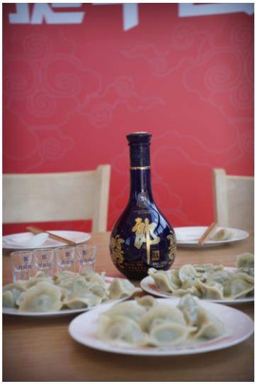 异国欢聚难忘春节 平昌中国奥运参与者举杯共饮青花郎