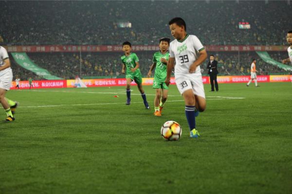 #踢球吧，少年强# 俱乐部突围赛火热进行中，一起为梦想呐喊！