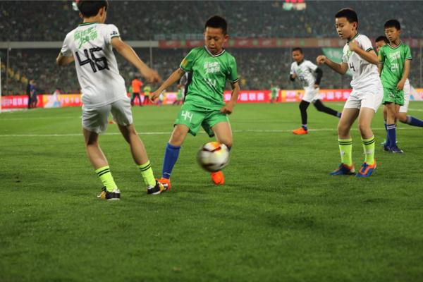 #踢球吧，少年强# 俱乐部突围赛火热进行中，一起为梦想呐喊！