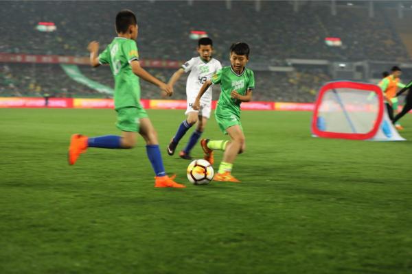 #踢球吧，少年强# 俱乐部突围赛火热进行中，一起为梦想呐喊！