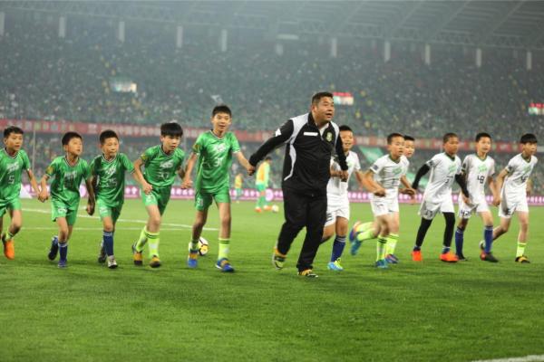 #踢球吧，少年强# 俱乐部突围赛火热进行中，一起为梦想呐喊！