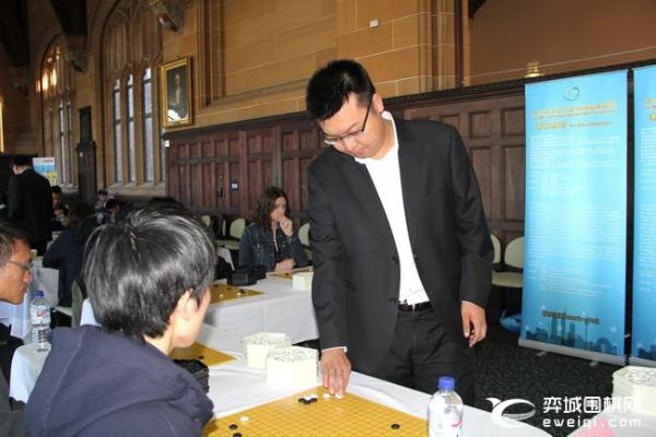 大学生赛指导棋 柯洁等七大高手与大学生交流棋艺