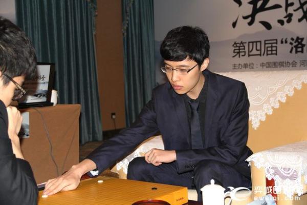 正在直播棋圣战决赛三番棋首局 柯洁执黑挑战连笑