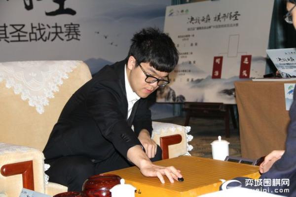 正在直播棋圣战决赛三番棋首局 柯洁执黑挑战连笑