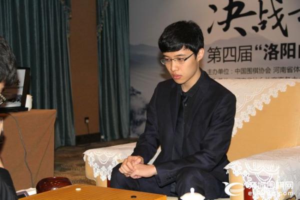 正在直播棋圣战决赛三番棋首局 柯洁执黑挑战连笑