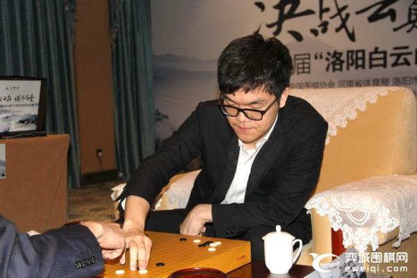 正直播棋圣战决赛第二局 柯洁背水一战执白对连笑