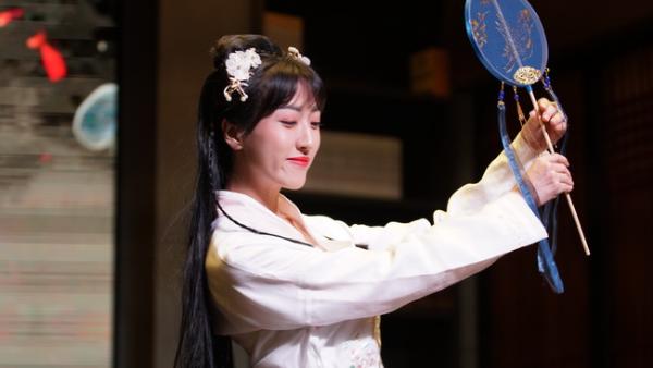 中秋佳节黄鹤楼主围棋争霸赛开赛 黄鹤仙子楼中对弈