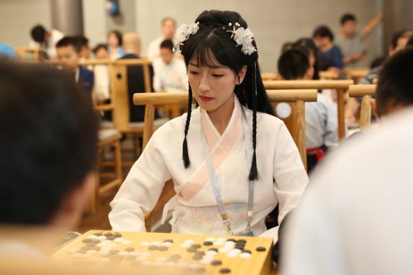 中秋佳节黄鹤楼主围棋争霸赛开赛 黄鹤仙子楼中对弈