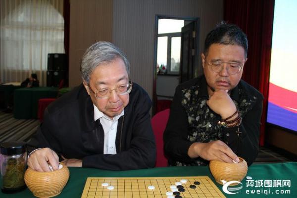 朴文垚指导少数民族棋手 林建超科钦夫双战苗族少女
