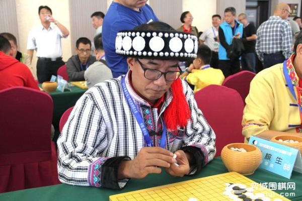 全国少数民族围棋大赛开战 赛场民族服装争奇斗艳