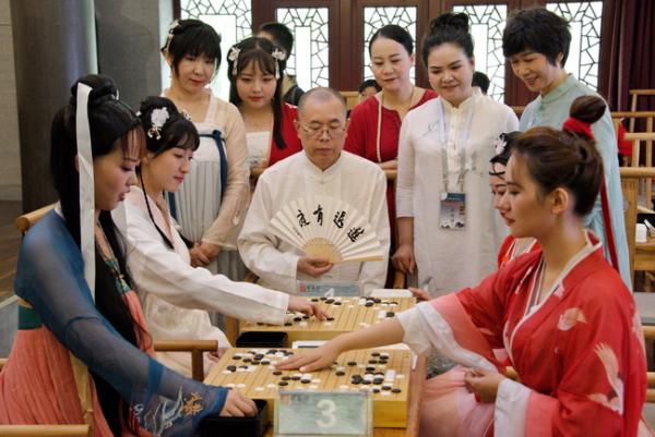 中秋佳节黄鹤楼主围棋争霸赛开赛 黄鹤仙子楼中对弈