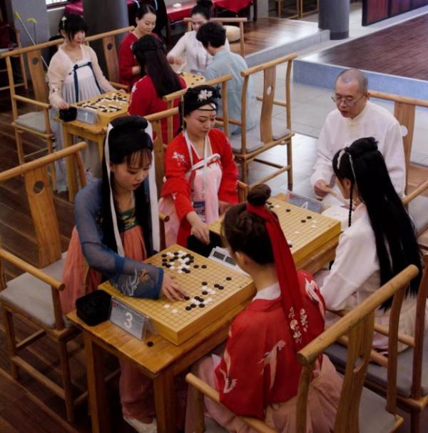 中秋佳节黄鹤楼主围棋争霸赛开赛 黄鹤仙子楼中对弈