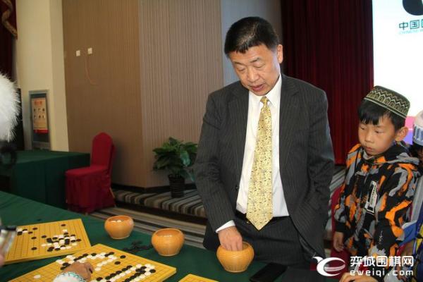 朴文垚指导少数民族棋手 林建超科钦夫双战苗族少女