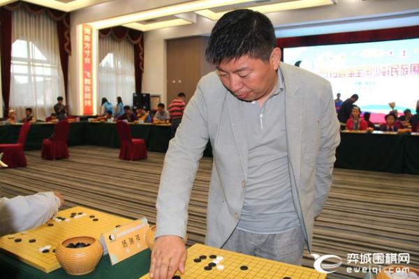 朴文垚指导少数民族棋手 林建超科钦夫双战苗族少女