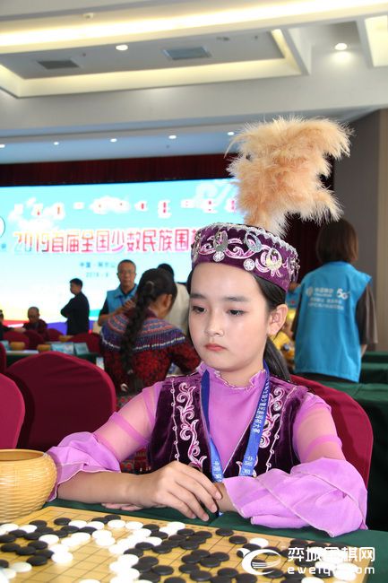 全国少数民族围棋大赛开战 赛场民族服装争奇斗艳