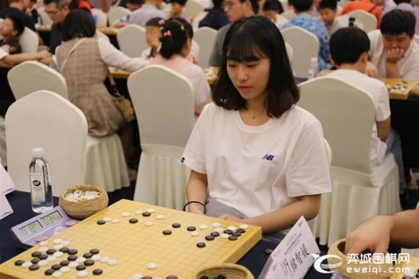 业余围棋棋王争霸赛现场座无虚席 “歪果仁”们很投入