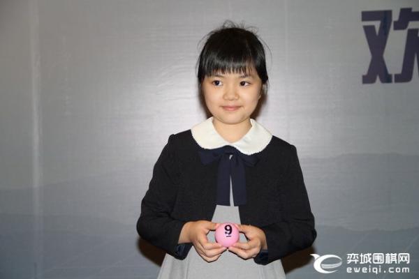 日本10岁天才萝莉来了：仲邑堇出席梦百合杯开幕式