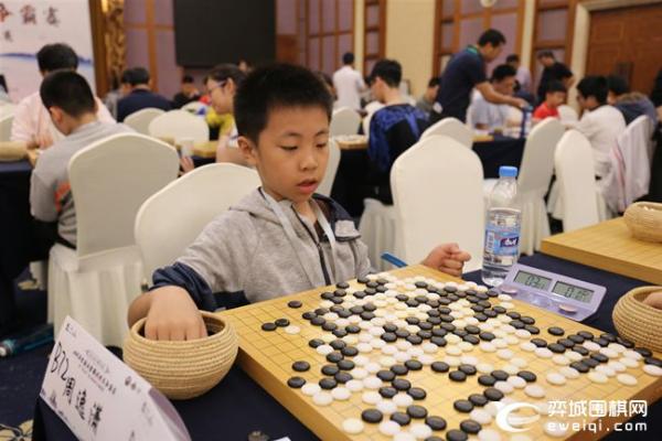 业余围棋棋王争霸赛现场座无虚席 “歪果仁”们很投入