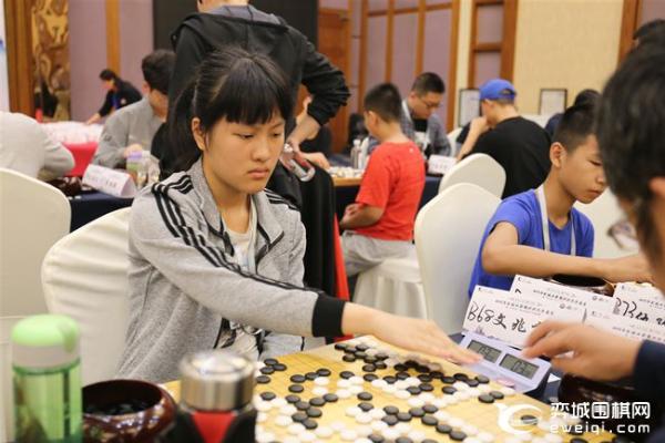 业余围棋棋王争霸赛现场座无虚席 “歪果仁”们很投入