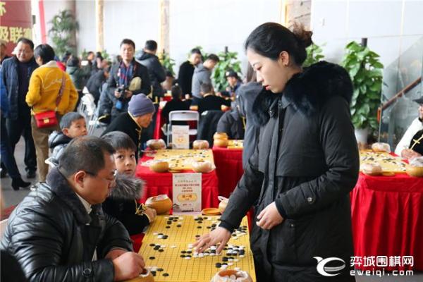 女甲荆州站公益指导棋活动现场火爆 聂卫平王汝南指导棋迷