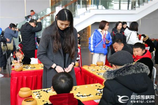 女甲荆州站公益指导棋活动现场火爆 聂卫平王汝南指导棋迷