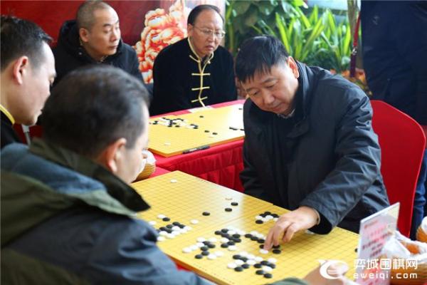 女甲荆州站公益指导棋活动现场火爆 聂卫平王汝南指导棋迷