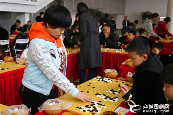 女甲荆州站公益指导棋活动现场火爆 聂卫平王汝南指导棋迷