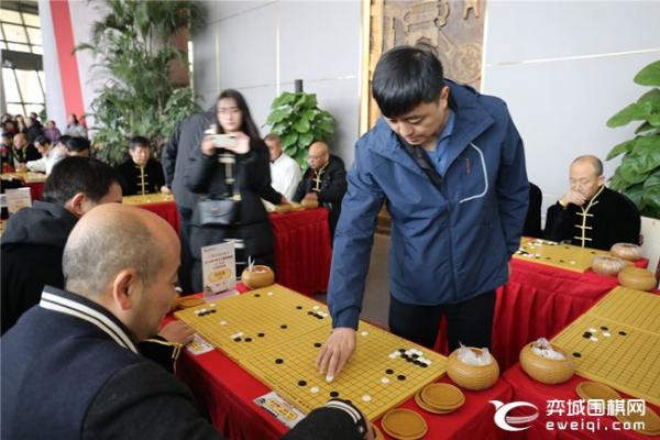 女甲荆州站公益指导棋活动现场火爆 聂卫平王汝南指导棋迷