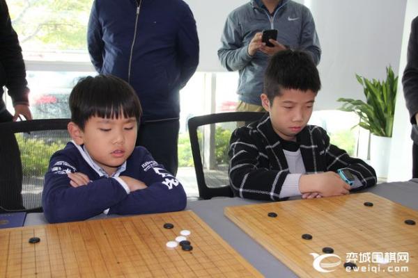 元老赛指导棋 王汝南华以刚丁波多面打指导小棋手