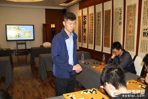 苏泊尔李钦诚VS江苏赵晨宇快棋开赛 汪涛指导棋迷