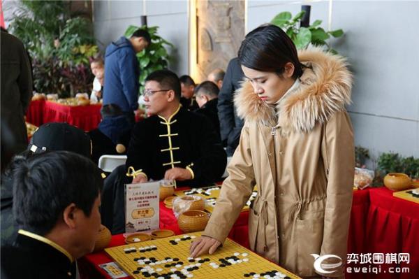 女甲荆州站公益指导棋活动现场火爆 聂卫平王汝南指导棋迷