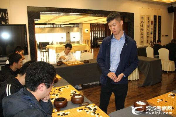 苏泊尔李钦诚VS江苏赵晨宇快棋开赛 汪涛指导棋迷