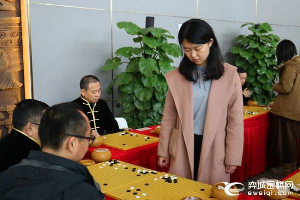 女甲荆州站公益指导棋活动现场火爆 聂卫平王汝南指导棋迷