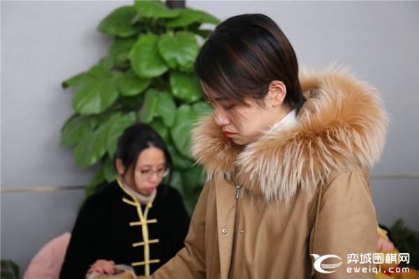 女甲荆州站公益指导棋活动现场火爆 聂卫平王汝南指导棋迷