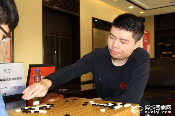 苏泊尔李钦诚VS江苏赵晨宇快棋开赛 汪涛指导棋迷