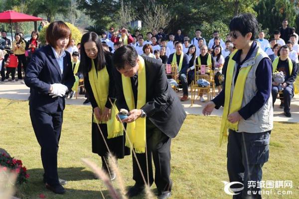 吴清源诞辰105周年纪念仪式举行 萌娃仲邑堇被“熊抱”