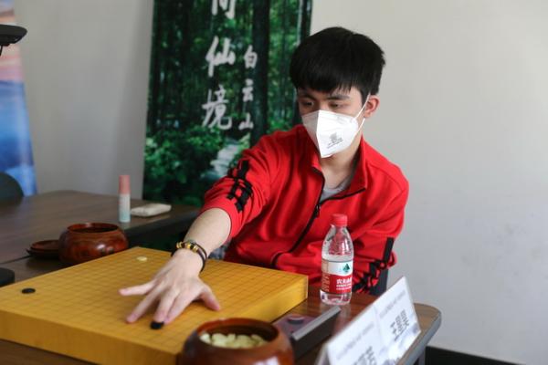 棋圣战范蕴若不敌“小老弟” 上海04新星挺进八强