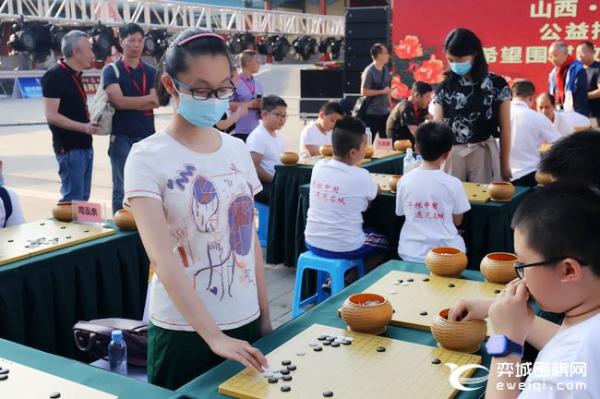 女甲第24所希望教室落户大同 聂卫平王汝南指导棋迷