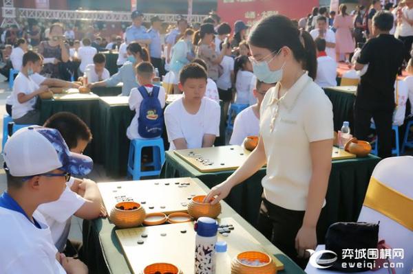 女甲第24所希望教室落户大同 聂卫平王汝南指导棋迷