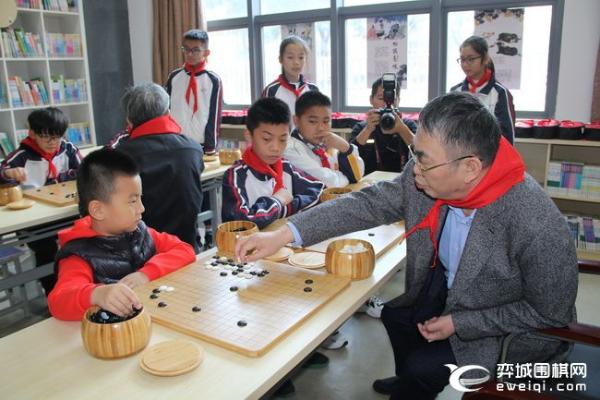 聂卫平王汝南参加太平实验小学“棋圣进校园”活动