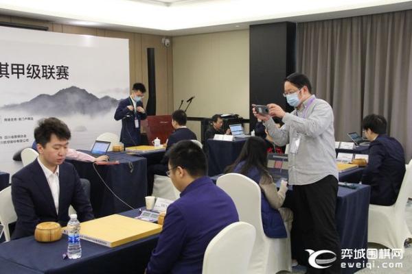正在直播季后赛 朴廷桓VS江维杰 申真谞VS许嘉阳