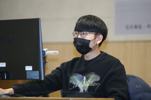 正在直播季后赛 朴廷桓VS江维杰 申真谞VS许嘉阳