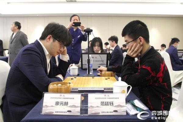 正在直播季后赛 朴廷桓VS江维杰 申真谞VS许嘉阳