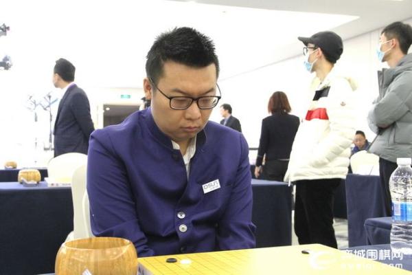正在直播季后赛 朴廷桓VS江维杰 申真谞VS许嘉阳