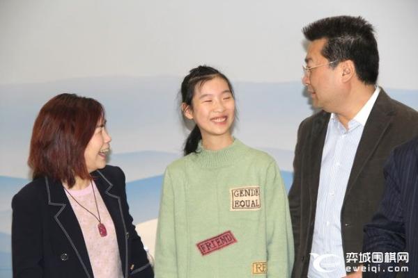 聂卫平杯中国队获亚军 颁奖仪式上吴依铭潸然泪下