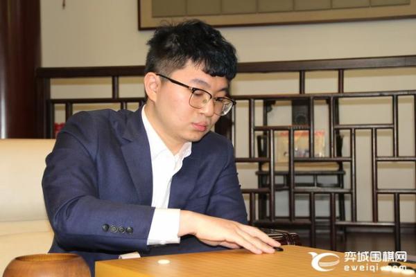 杨鼎新再度缓手完败 辜梓豪2比1挑战成功加冕天元