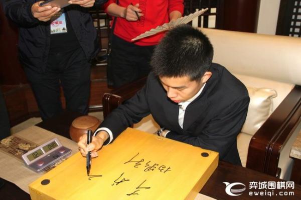杨鼎新再度缓手完败 辜梓豪2比1挑战成功加冕天元